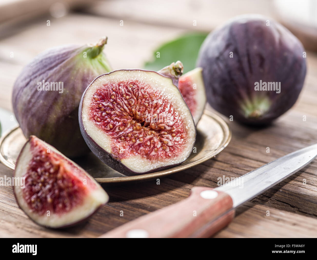 Reife Feigen Früchte auf dem Holztisch. Stockfoto