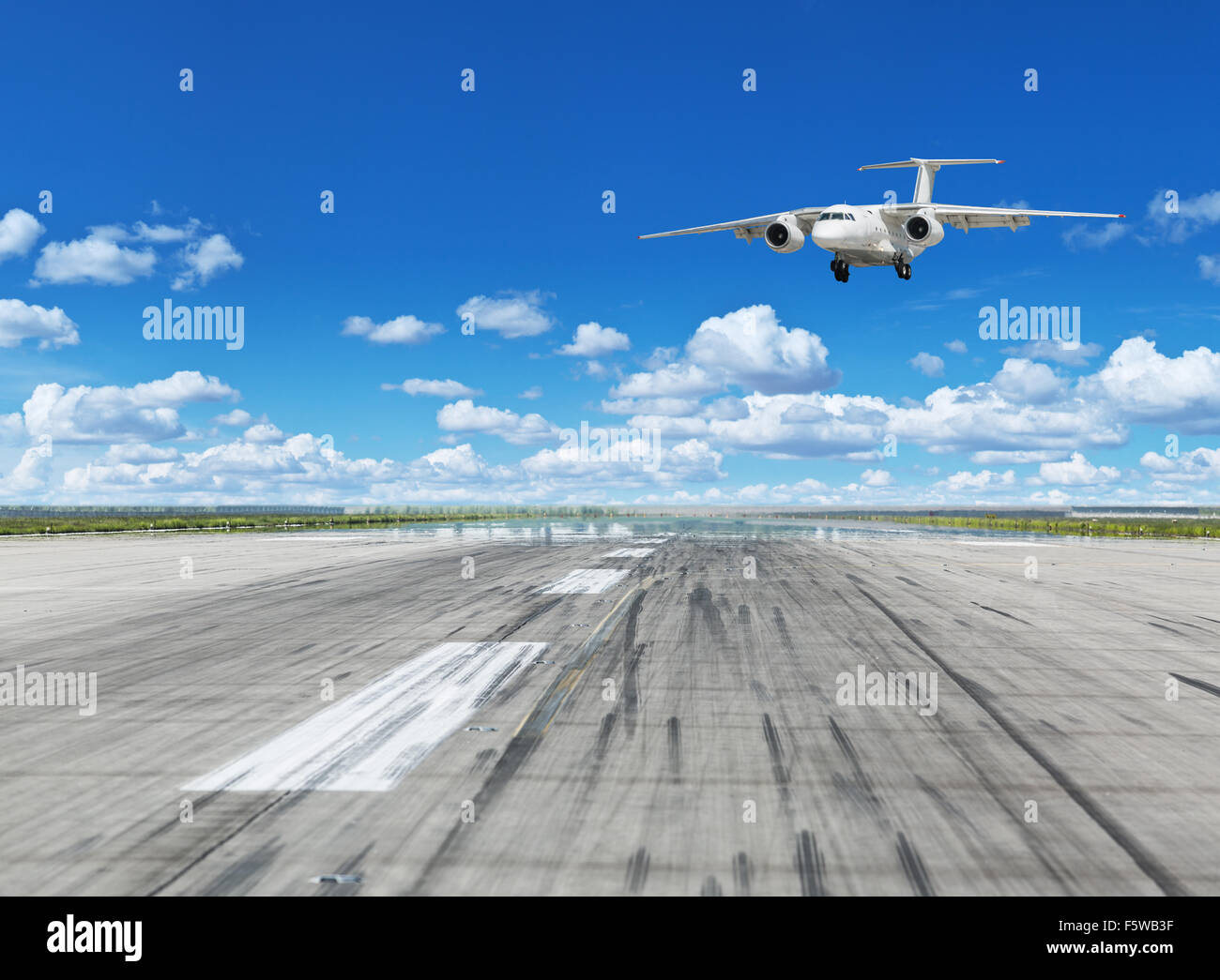 Passagierflugzeug Landung auf der Piste am Flughafen. Stockfoto