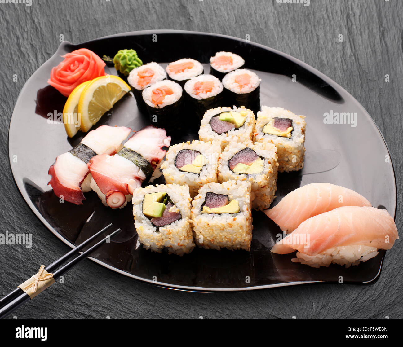 Traditionelles japanisches Essen. Sushi und Sushi-Rollen. Stockfoto