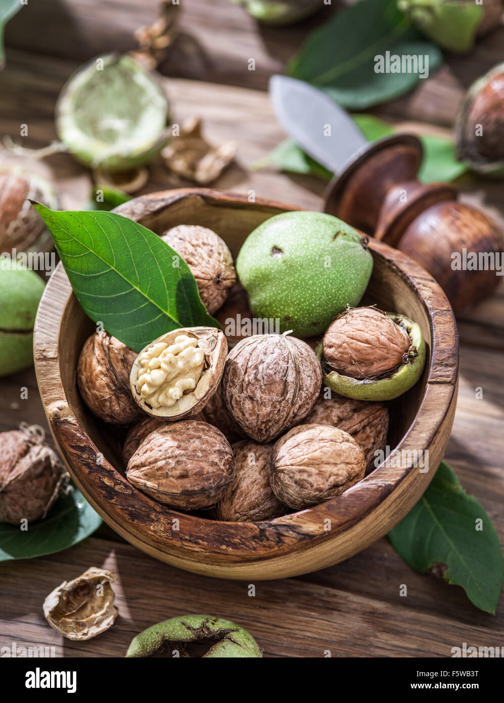 Walnüsse in der Holzschale auf dem Tisch. Stockfoto