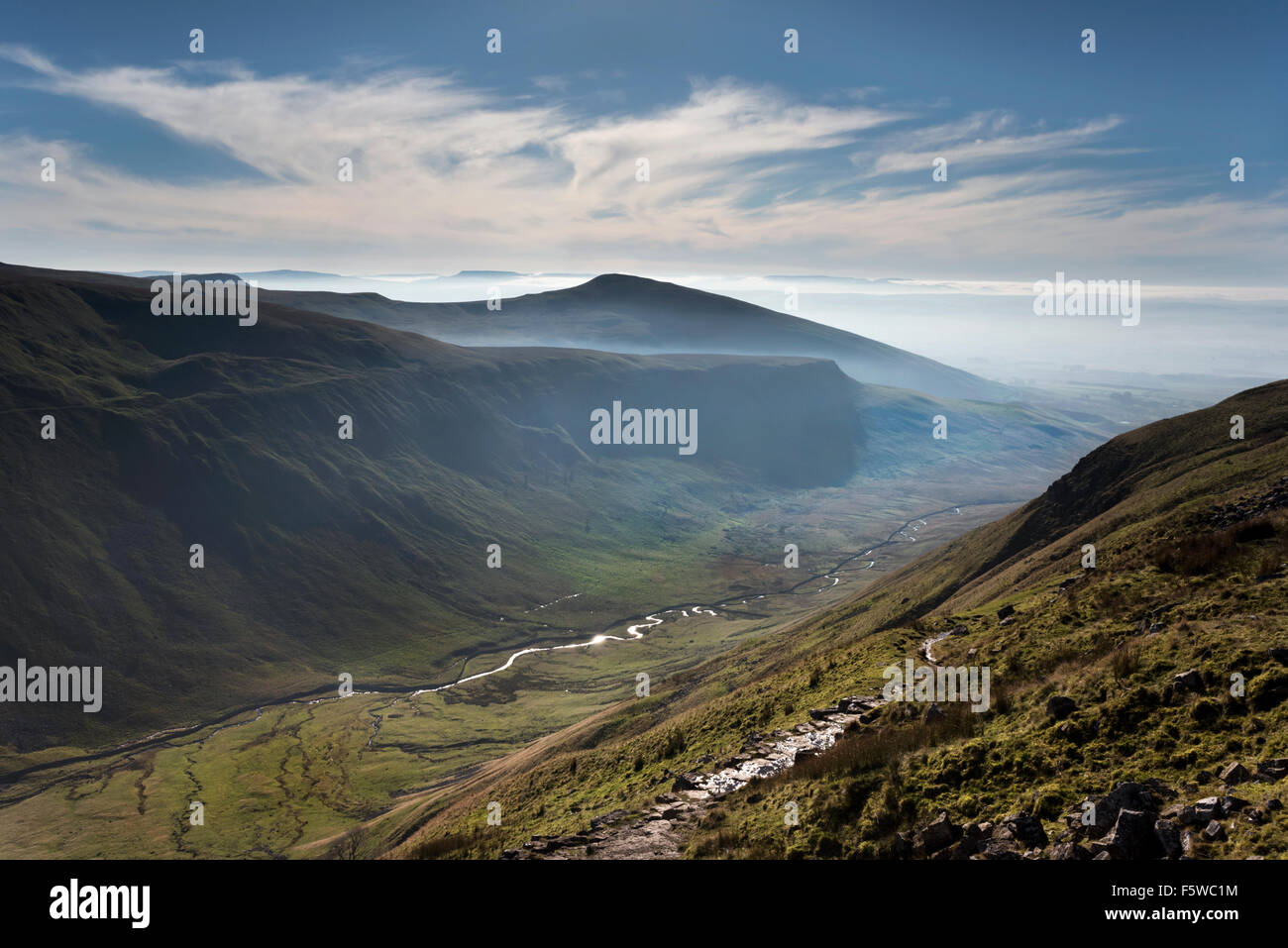 Einem nebligen Herbsttag gesehen von der Pennine Way National Trail bei hohen Cup Nick, in der Nähe von Appleby, Cumbria, UK Stockfoto