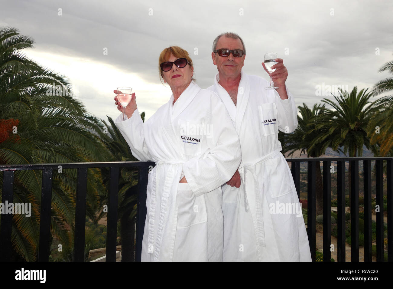 Paar Hotel Morgenmantel Roben tragen, auf Balkon Stockfoto
