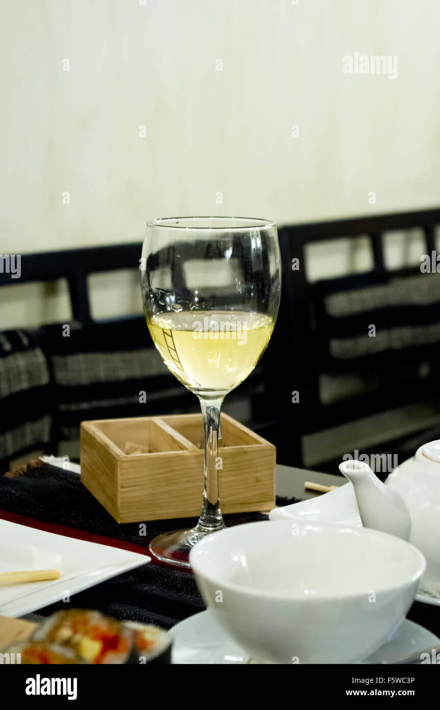 Stillleben - Glas Wein, Tischdekoration in einer Sushibar Stockfoto