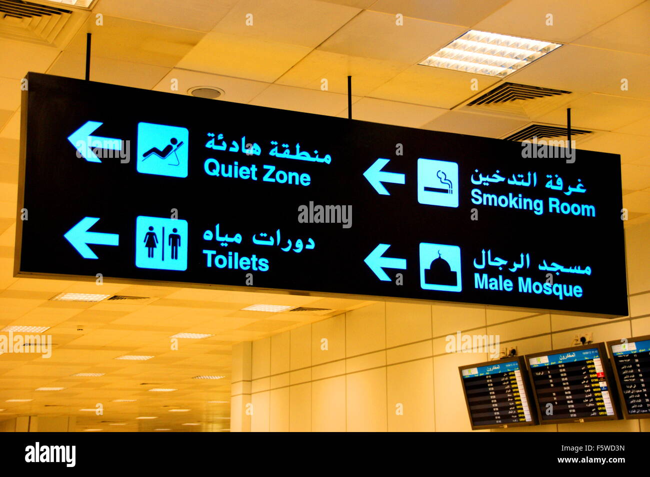 Arabisch-Englisch Flughafen Zeichen Stockfoto