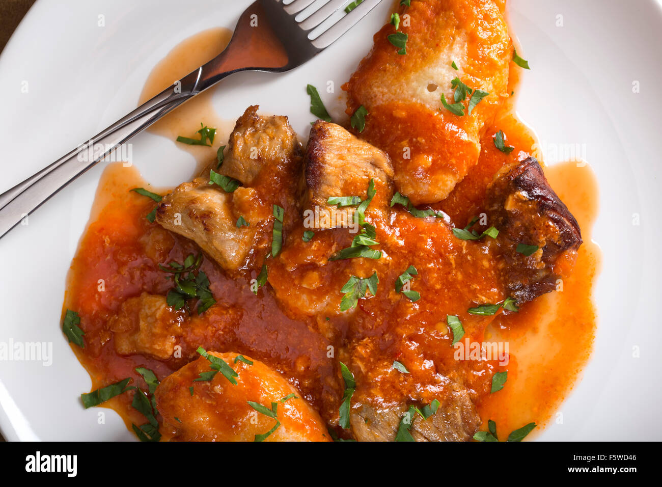 Klassisches ungarisches Gulasch mit Knödel, schweres Essen, hausgemachte Knödel Stockfoto