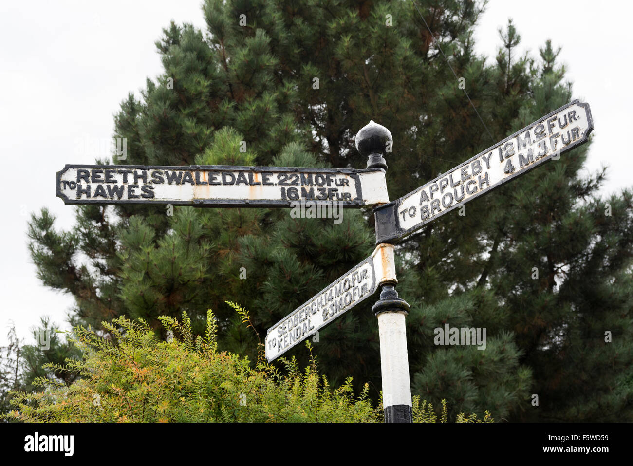 Alte Straße Richtung anmelden Meilen und Stadien in der Marktstadt von Kirkby Stephen, Cumbria, UK Stockfoto