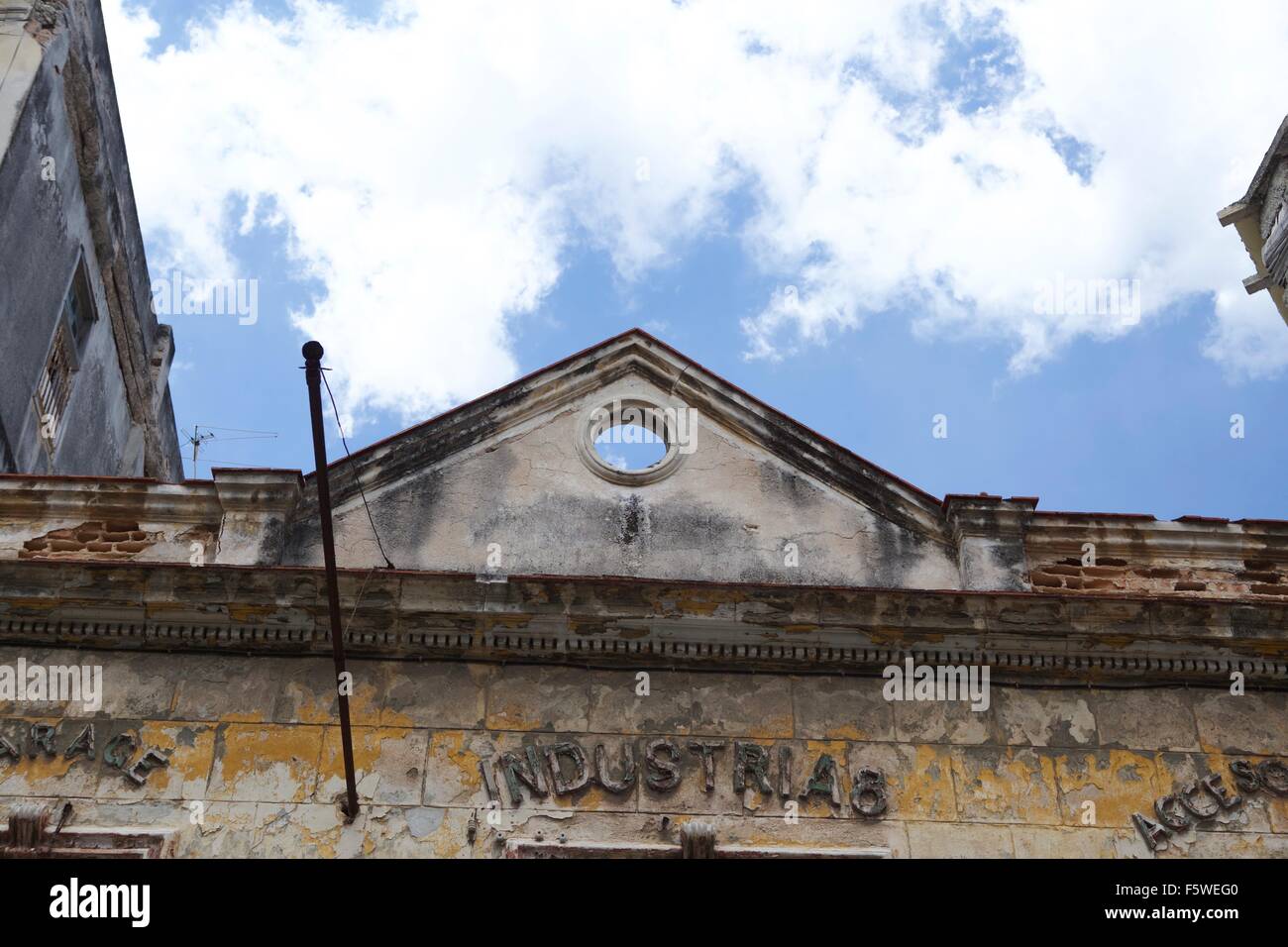 Alte Fassade des Hauses in der Altstadt von Havanna, Kuba. Stockfoto