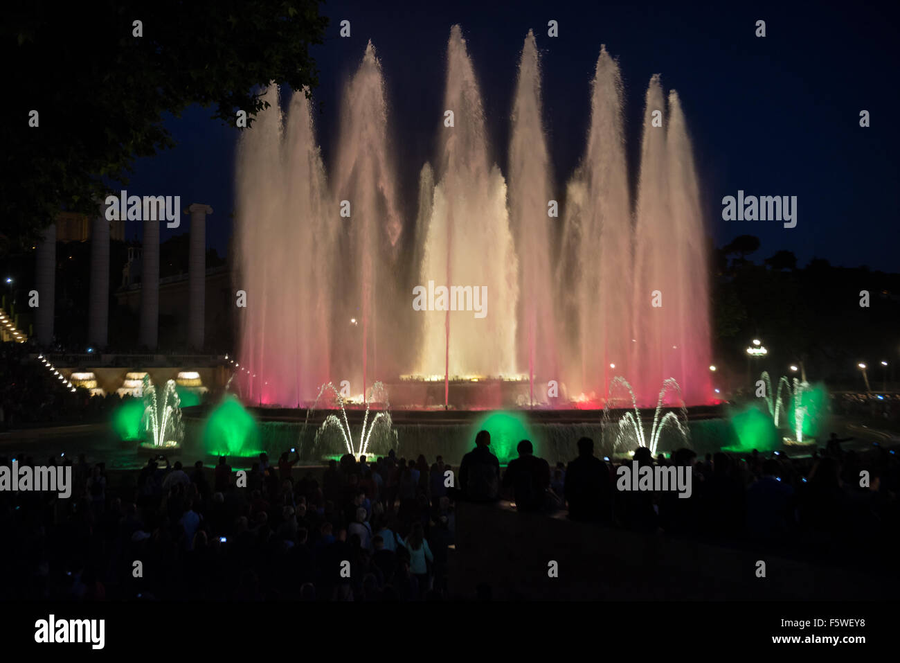 Licht und Musik Leistung des magischen Brunnens von Montjuic an der Spitze der Avenida Maria Cristina in Barcelona, Spanien Stockfoto