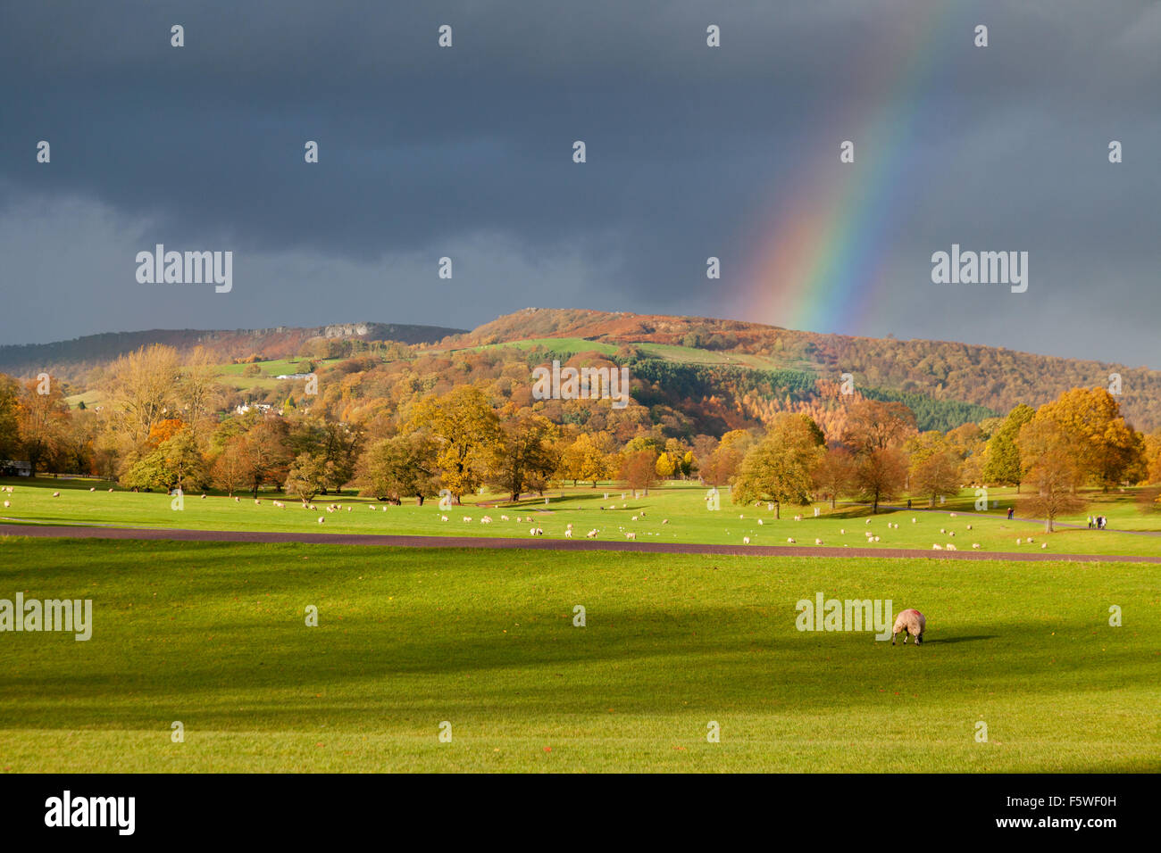 Regenbogen über den Peak District, Derbyshire Dales, Derbyshire UK Stockfoto