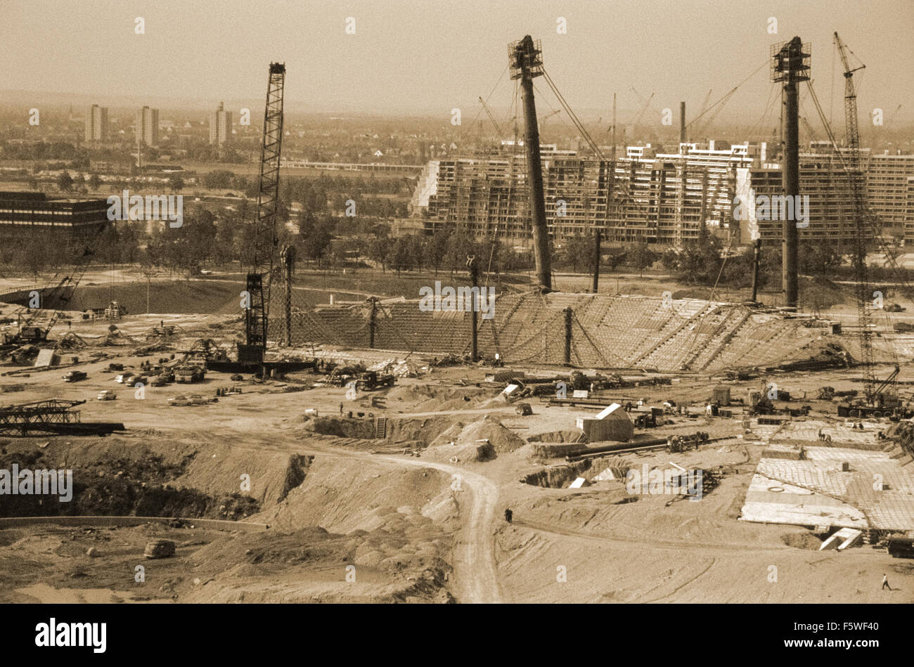 Olympiahalle mit Studentenstadt 5/6 der Bauzeit des Fernsehturms. Luftbild des olympischen Halle im Bau für die Olympischen Spiele 1972. Stockfoto