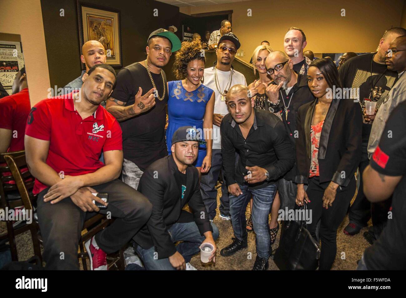 Curtis Young, Sohn von Dr. Dre, besucht DJ Quik backstage vor seiner Show im Rubicon Club & Grill in Las Vegas. Die zwei Compton Eingeborenen sind in der Stadt zum Auftakt der Mayweather vs Berto-Kampf-Wochenende. Mitwirkende: DJ Quik, Curtis Young wo: Las Vegas, Nevada Stockfoto