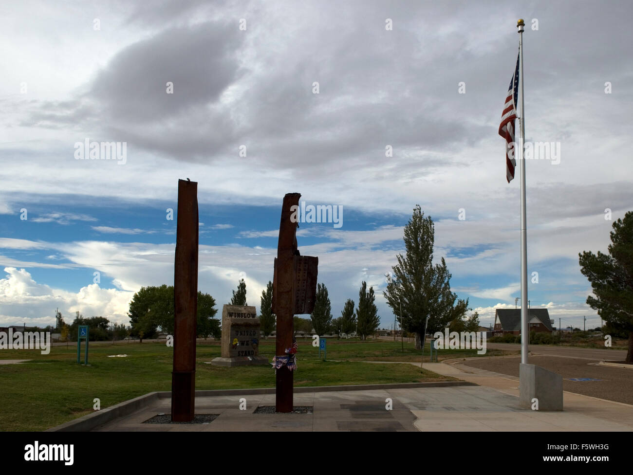 Twin Tower Replik mit US-Flagge im Remembrance Garden 9/11 in Winslow, Arizona, USA. Stockfoto Twin Tower Replik mit US-Flagge im Remembrance Garden 9/11 in Winslow, Arizona, USA. Stockfoto