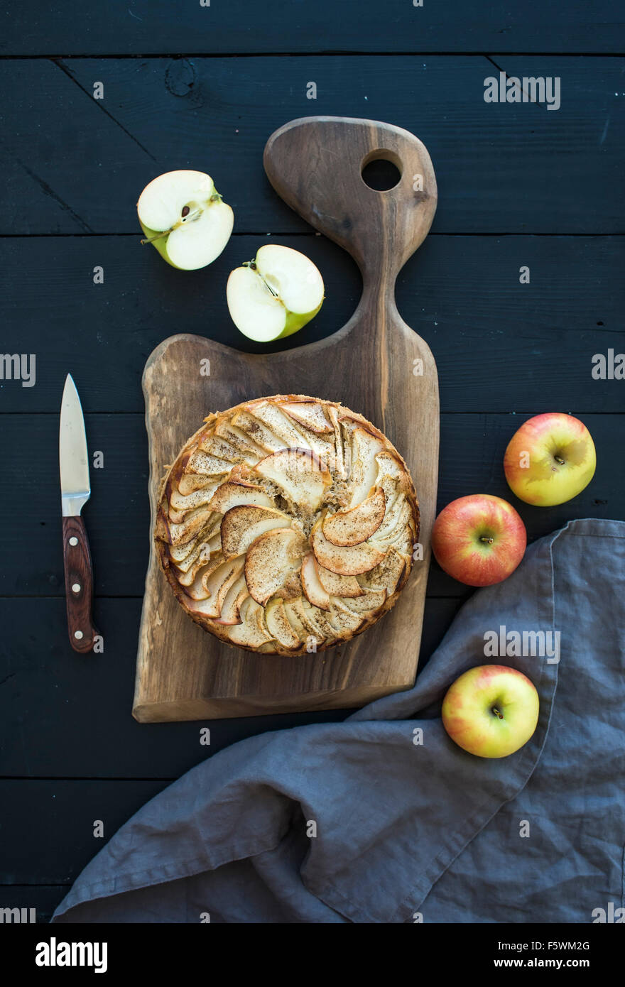 Apfelkuchen auf einem Holzbrett. Stockfoto