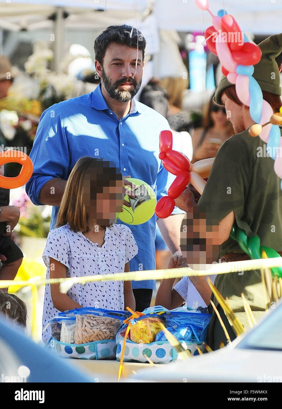 Ben Affleck und Jennifer Garner nehmen ihre drei Kinder auf dem Bauernmarkt Brentwood mit: Ben Affleck, Violet Affleck wo: Los Angeles, California, Vereinigte Staaten von Amerika als: 13 Sep 2015 Stockfoto