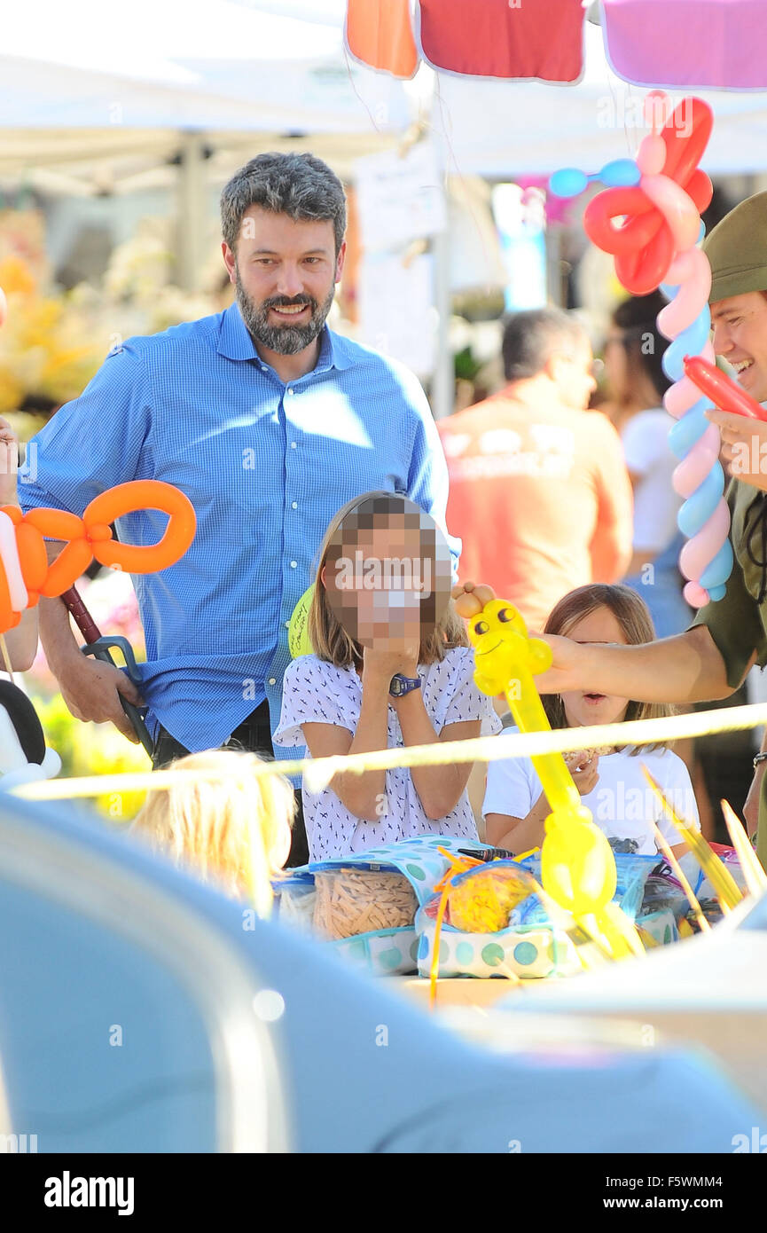 Ben Affleck und Jennifer Garner nehmen ihre drei Kinder auf dem Bauernmarkt Brentwood mit: Ben Affleck, Violet Affleck wo: Los Angeles, California, Vereinigte Staaten von Amerika als: 13 Sep 2015 Stockfoto