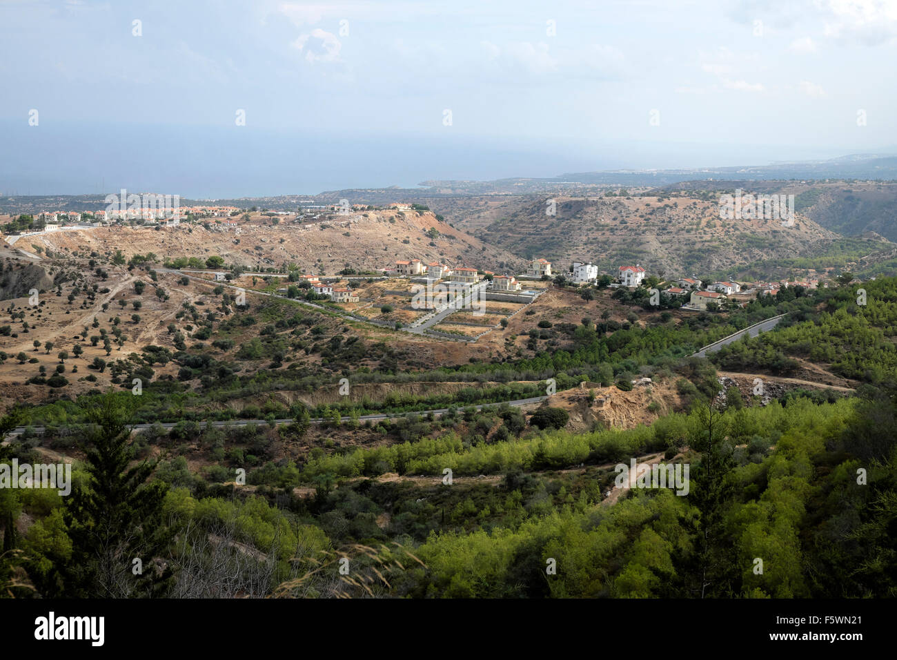 Wohnsiedlung in der Nähe von Kyrenia und Besparmak-Gebirge in der türkischen Republik von Nord Zypern 2015 KATHY DEWITT Stockfoto