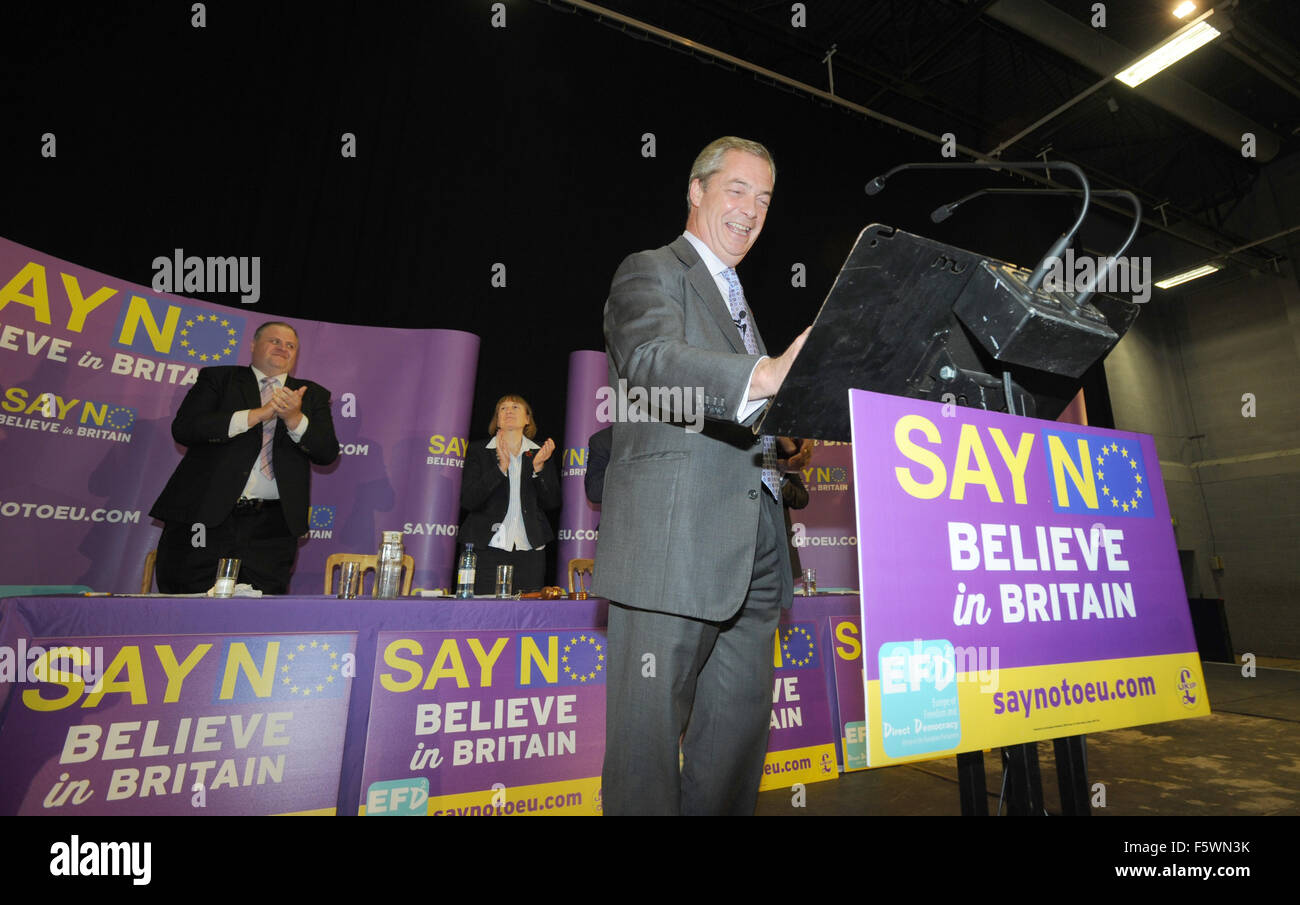 Vorsitzender der UK Unabhängigkeit Partei Nigel Farage MEP auf der Bühne die sagen Nein zur EU-Tour am GL1 Leisure Centre in Gloucester, Gloucestershire, UK.on Montag, 9. November 2015 stattfand.   Bild von Gavin Crilly Datum 091115 von Gavin Crilly Photography Stockfoto