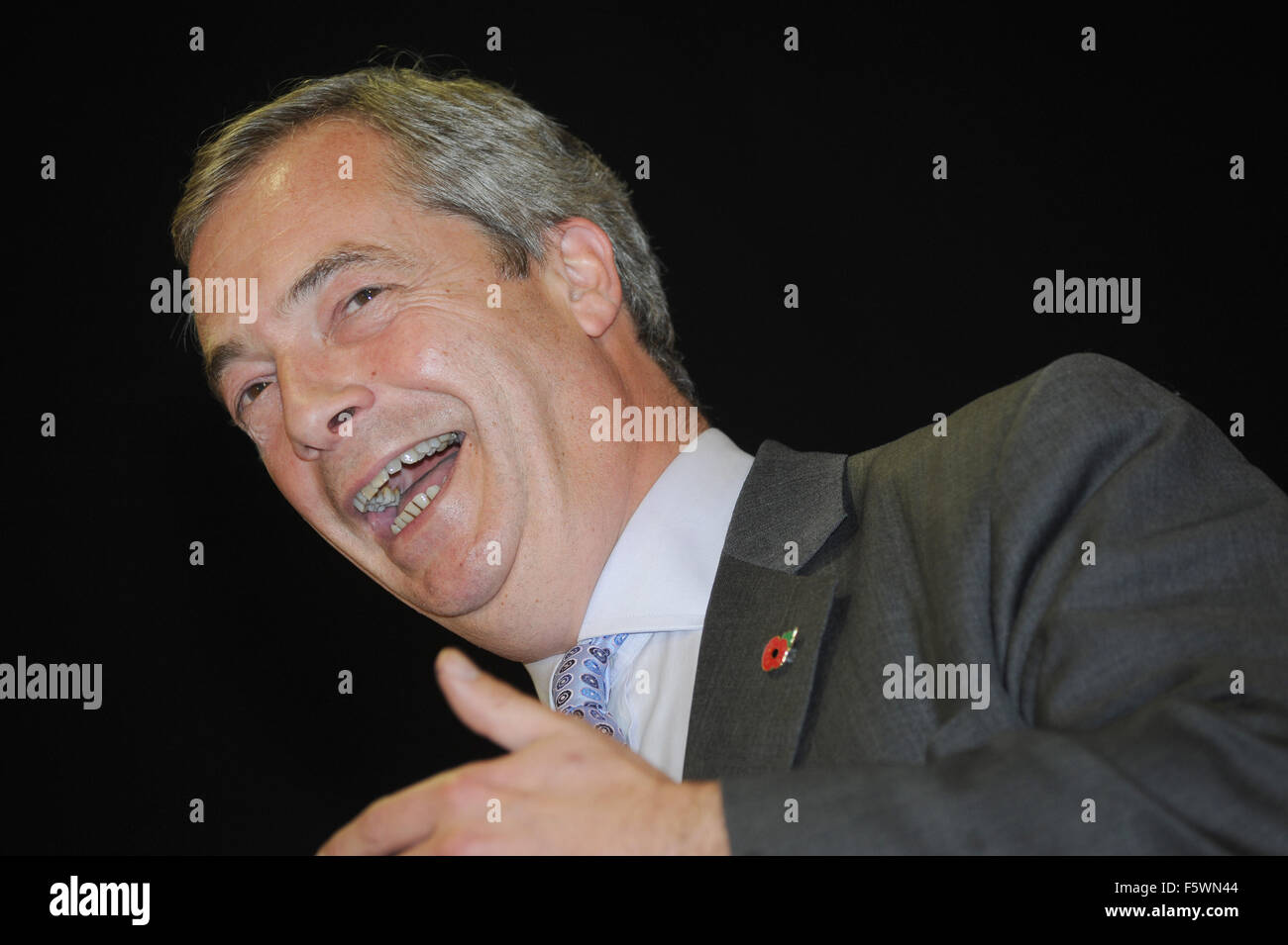 Vorsitzender der UK Unabhängigkeit Partei Nigel Farage MEP auf der Bühne die sagen Nein zur EU-Tour am GL1 Leisure Centre in Gloucester, Gloucestershire, UK.on Montag, 9. November 2015 stattfand.   Bild von Gavin Crilly Datum 091115 von Gavin Crilly Photography Stockfoto