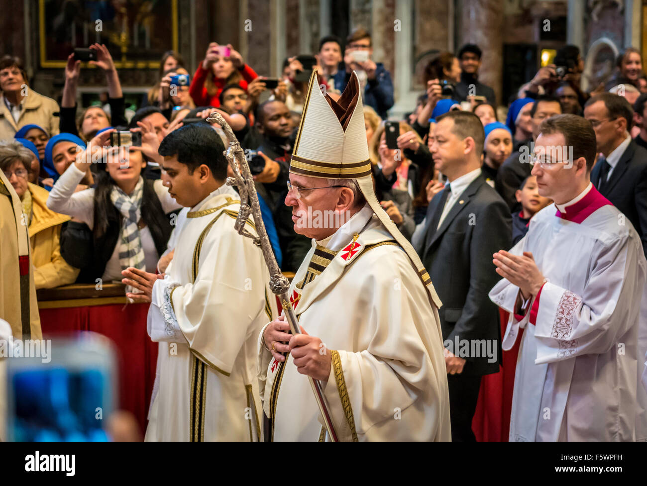 Der Papst Francis während der Ostermesse in den Petersdom im Vatikan, Vatikanstadt. Stockfoto