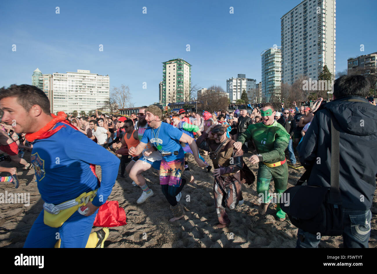 2014 Vancouver Eisbären Schwimmen am Strand von English Bay am Neujahrstag Stockfoto