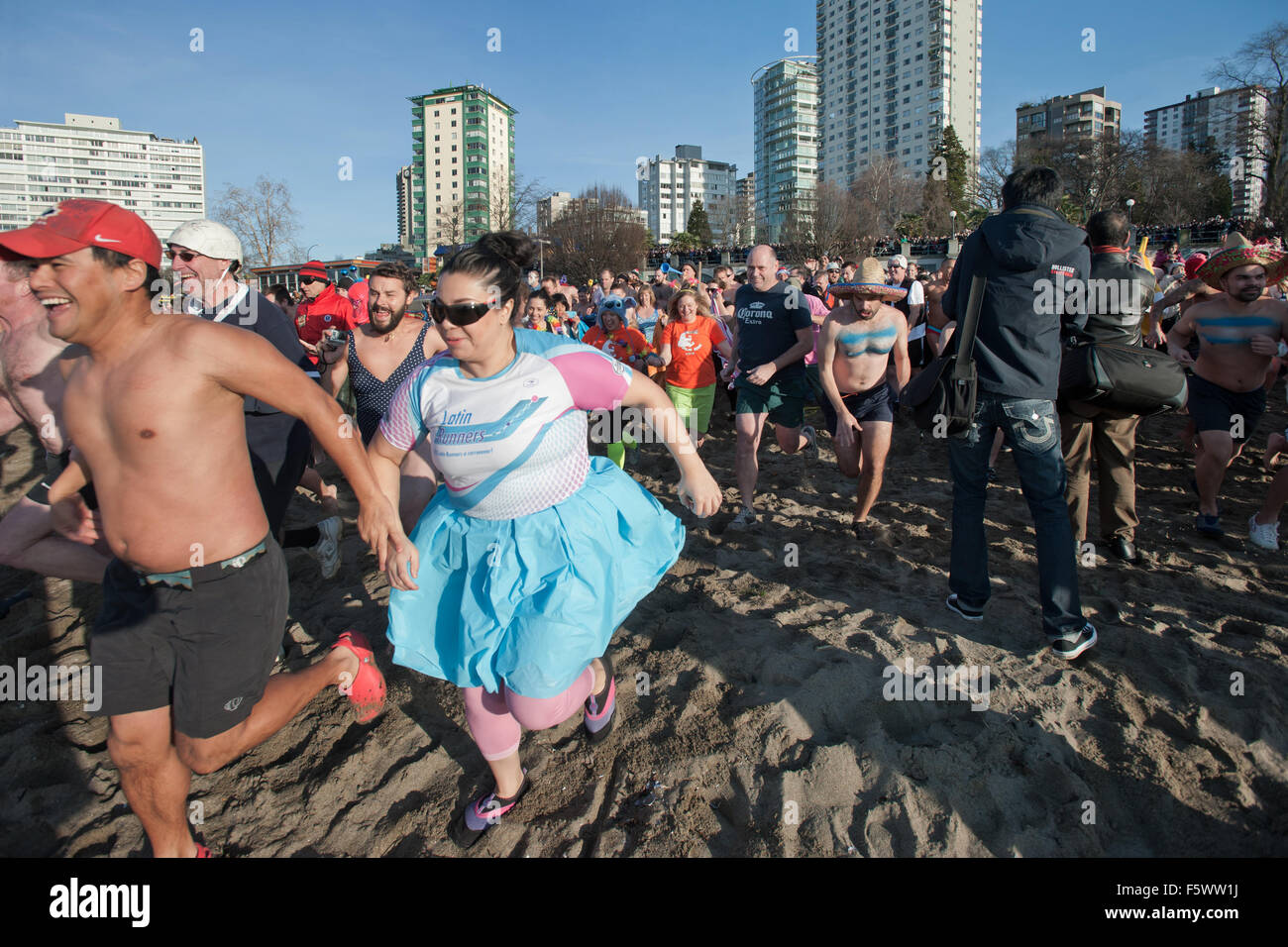 2014 Vancouver Eisbären Schwimmen am Strand von English Bay am Neujahrstag Stockfoto