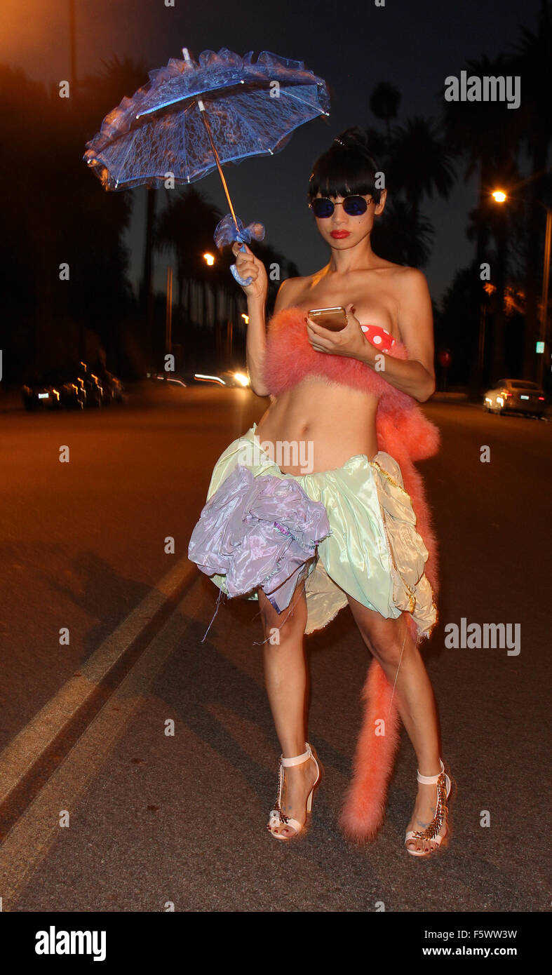 Bai Ling lässt eine "Alice im Wunderland"-Motto-Party in Beverly Hills tragen einen blauen Regenschirm und trägt eine rosa tail Featuring: Bai Ling wo: Los Angeles, California, Vereinigte Staaten von Amerika als: 14 Sep 2015 Stockfoto