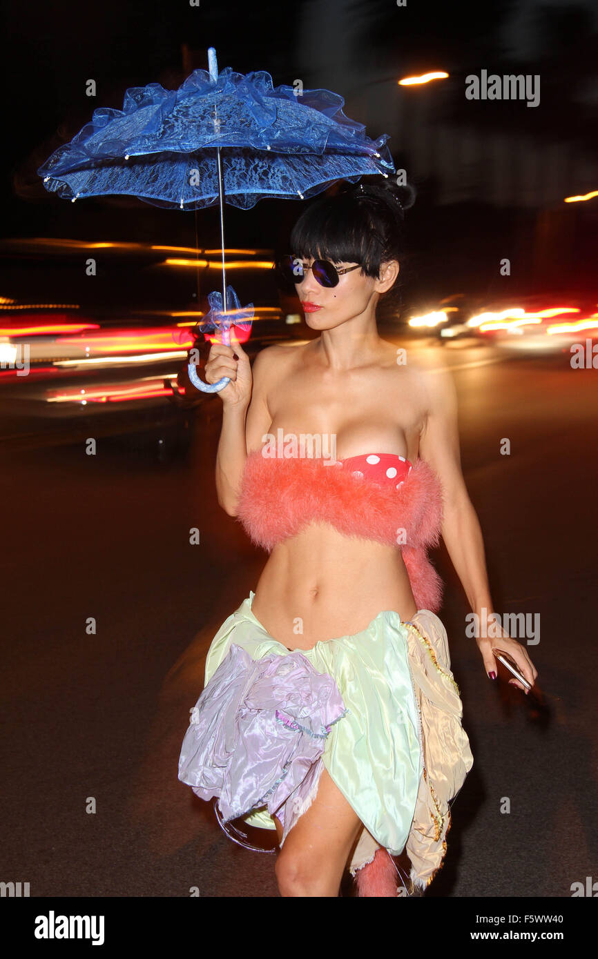 Bai Ling lässt eine "Alice im Wunderland"-Motto-Party in Beverly Hills tragen einen blauen Regenschirm und trägt eine rosa tail Featuring: Bai Ling wo: Los Angeles, California, Vereinigte Staaten von Amerika als: 14 Sep 2015 Stockfoto