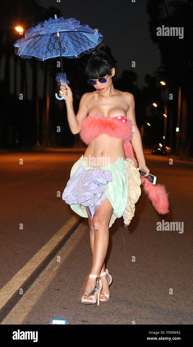 Bai Ling lässt eine "Alice im Wunderland"-Motto-Party in Beverly Hills tragen einen blauen Regenschirm und trägt eine rosa tail Featuring: Bai Ling wo: Los Angeles, California, Vereinigte Staaten von Amerika als: 14 Sep 2015 Stockfoto
