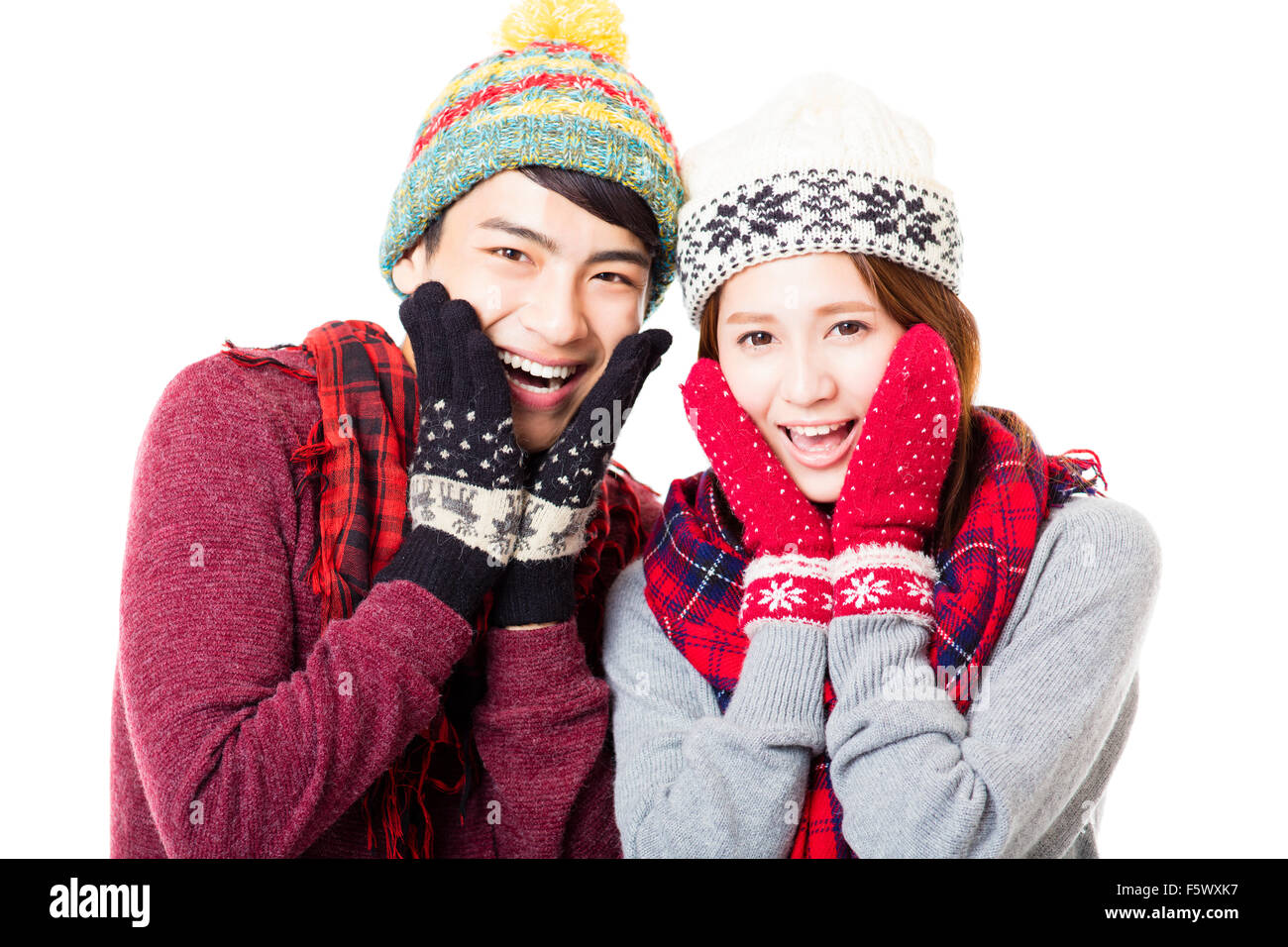 glückliches junges Paar mit Winterbekleidung Stockfoto