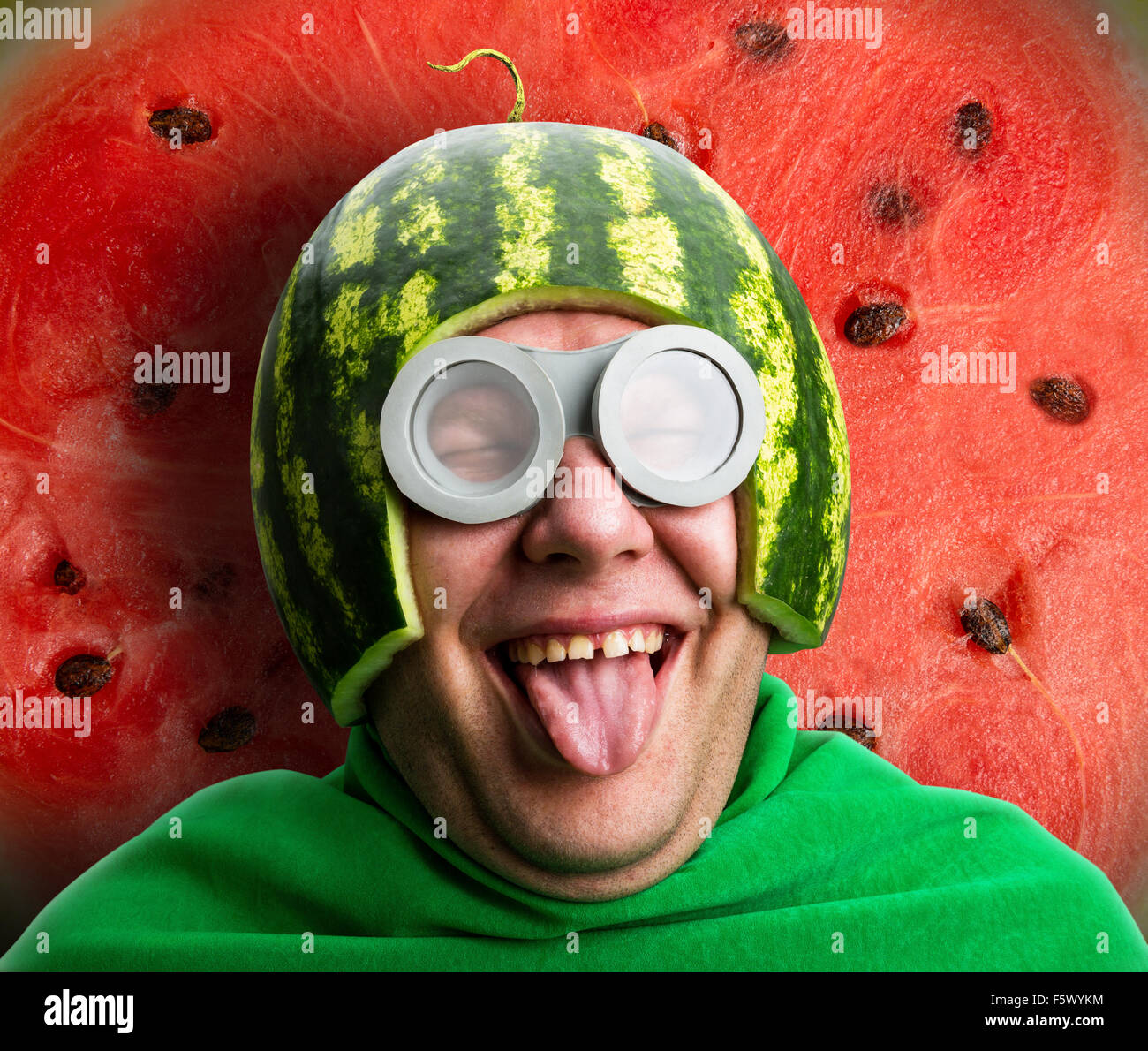 Lustiger Mensch mit Wassermelone Helm und Brillen sieht aus wie eine  parasitäre Raupe Stockfotografie - Alamy