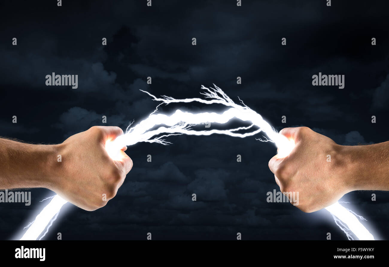 Starke männliche Hände biegen Blitz Stockfoto