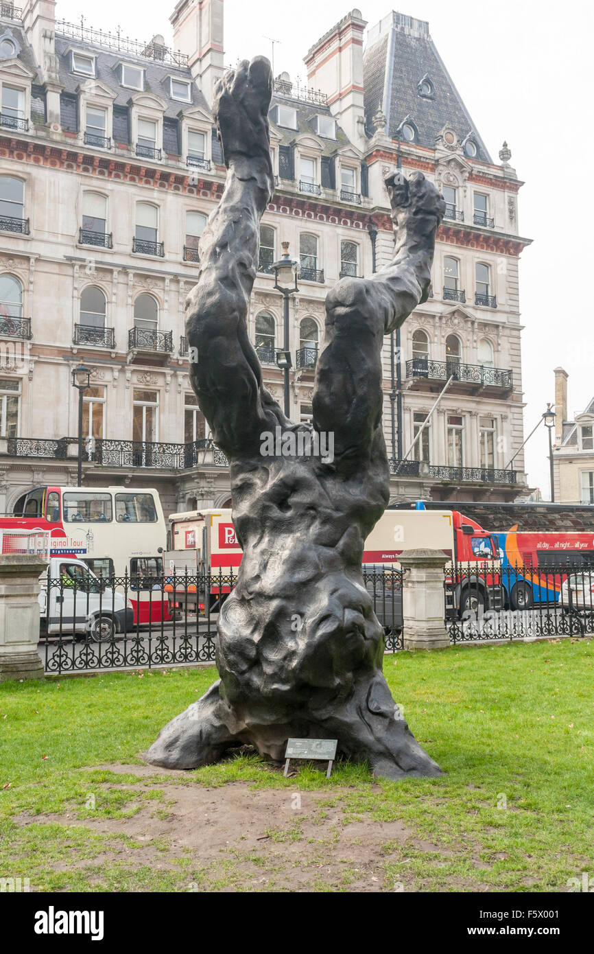 Zeitgenössische Skulptur im Freien von Alien, von David Breuer-Weil. Victoria, London, UK Stockfoto