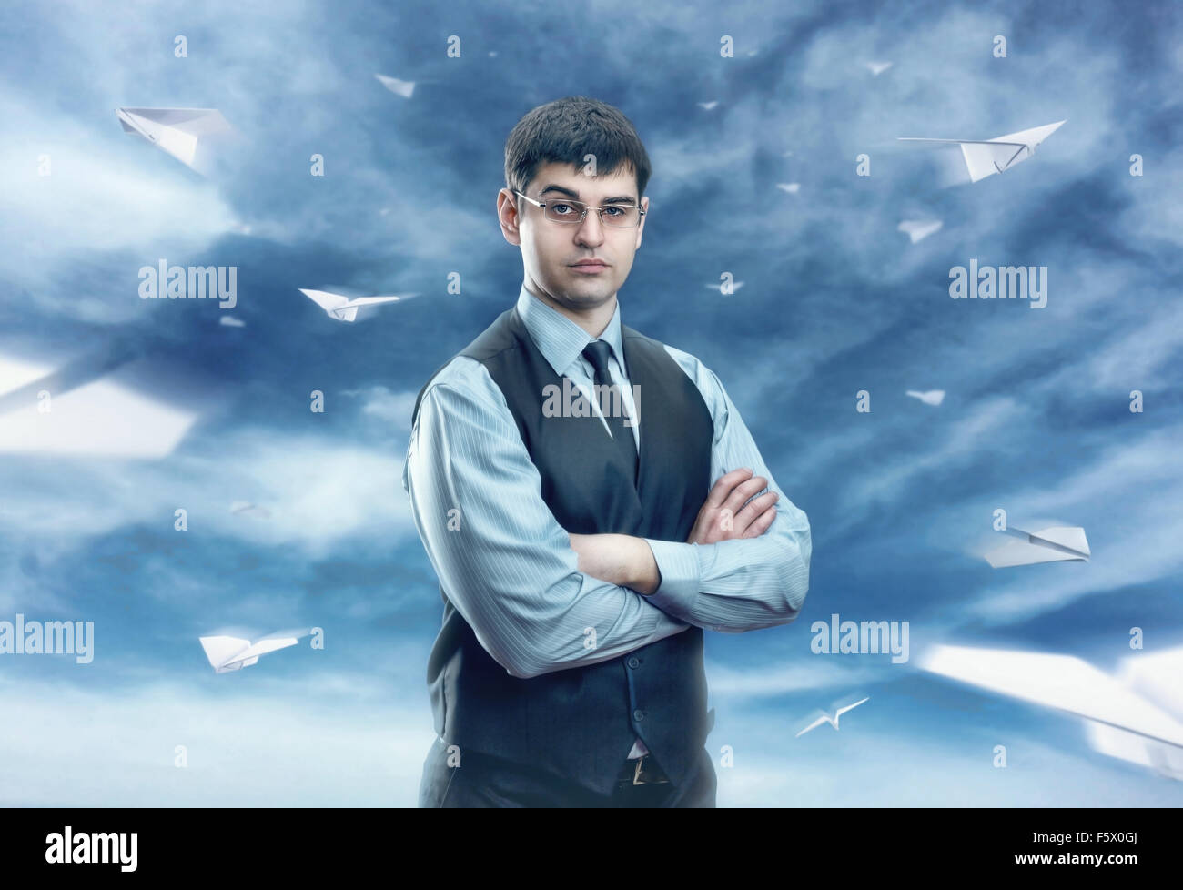 Geschäftsmann mit fliegenden Papierflieger auf Himmelshintergrund isoliert Stockfoto