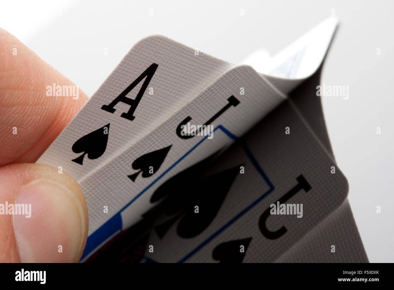 Nahaufnahme von Blackjack Karten in Handfläche Stockfoto