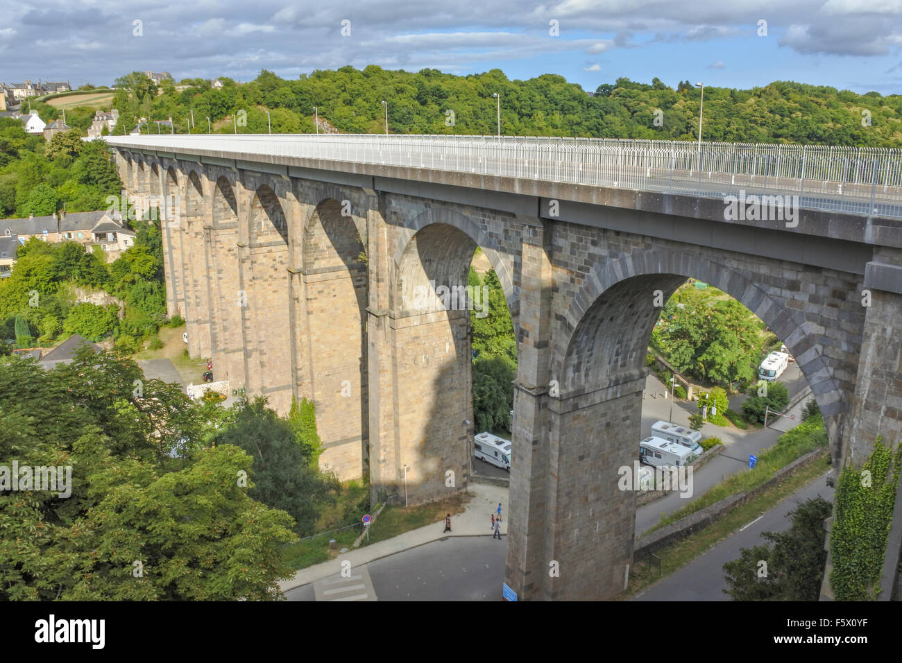 Blick auf die Straße von Dinan, Bretagne, Frankreich Juli 2015 PHILLIP ROBERTS Stockfoto