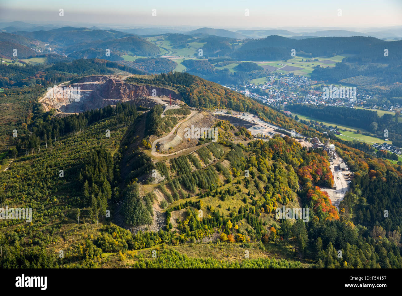 Bilsteiner Steinbruch mit Aussicht auf eine Skulptur, Bilstein, Brilon, Sauerland, Hochsauerlandkreis, Nordrhein-Westfalen, Deutschland Stockfoto