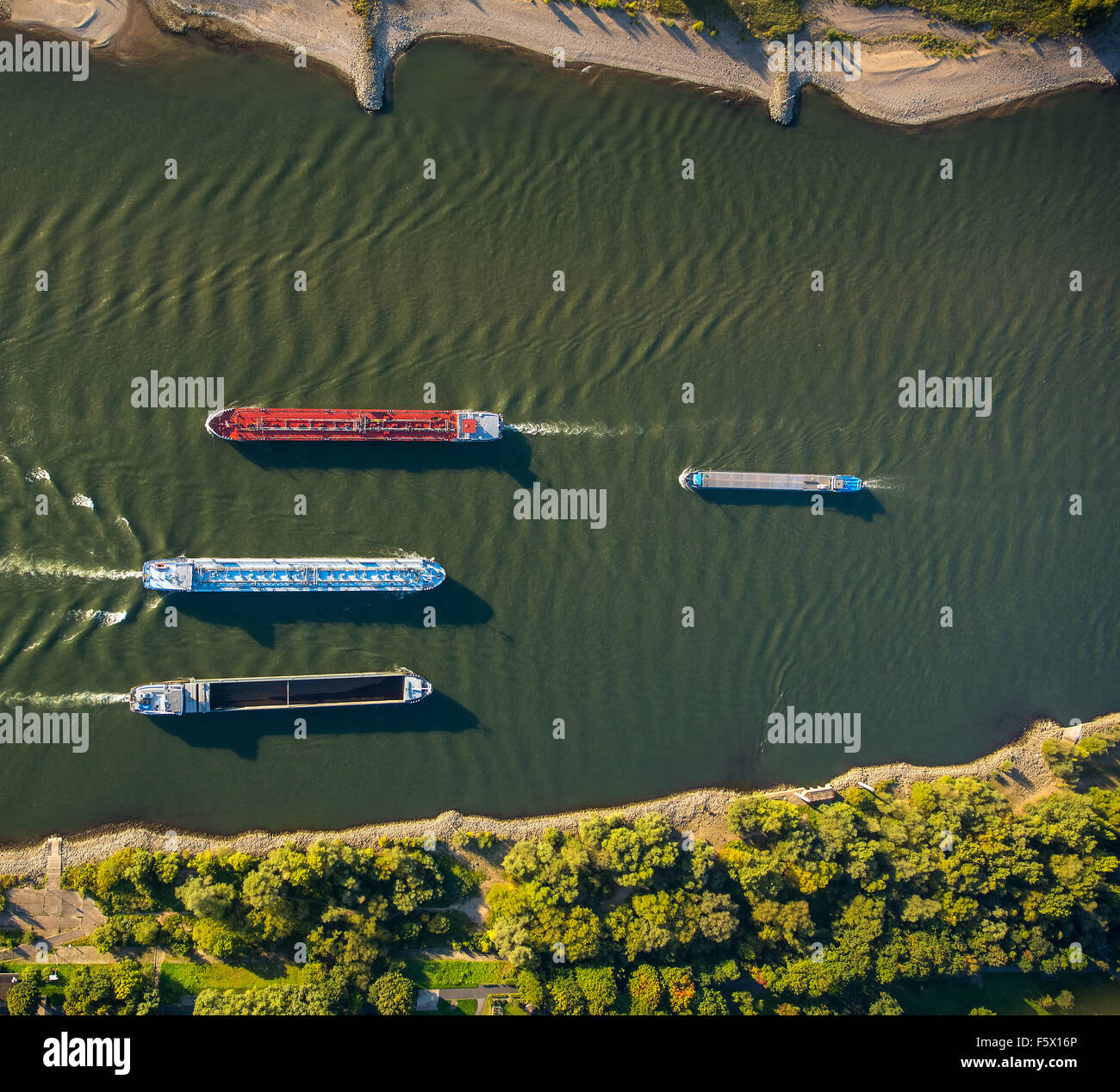 Frachtschiffe auf dem Rhein in Rheinhausen und Huckingen, Containerbarge, Container-Versand, Binnenschifffahrt, Gas-Schiff, Stockfoto