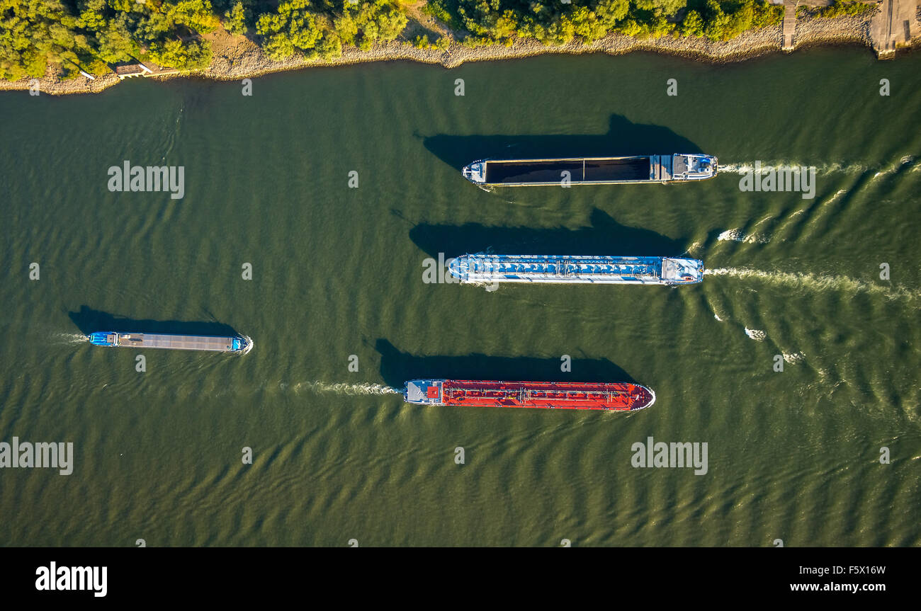 Frachtschiffe auf dem Rhein in Rheinhausen und Huckingen, Containerbarge, Container-Versand, Binnenschifffahrt, Gas-Schiff, Stockfoto