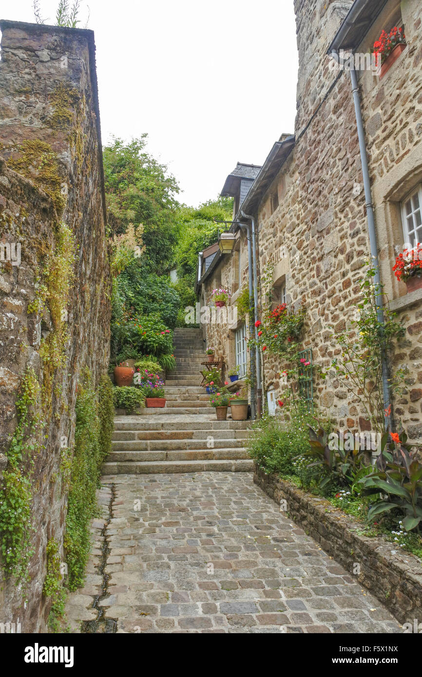 Straße Blick auf der Rue Du Petit Fort in der malerischen mittelalterlichen französischen Stadt Dinan, Bretagne, Frankreich Stockfoto