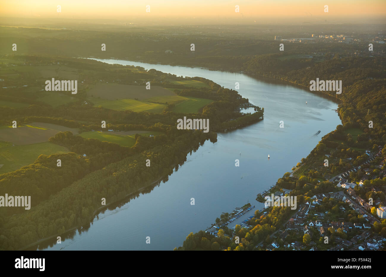 Baldeneysee abends Licht zwischen Heisingen und Haus Scheppen, Essen, Ruhr und Umgebung, North Rhine-Westphalia, Deutschland, Europa Stockfoto