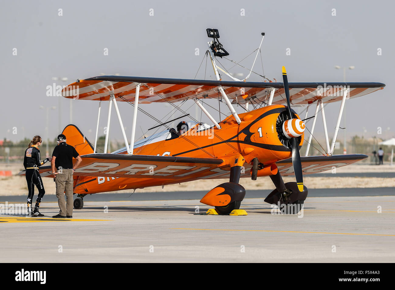 Dubai, Vereinigte Arabische Emirate (VAE). 9. November 2015. Eine Breitling Wingwalker bereitet ihr Kunstflug zu zeigen, auf der 14. Dubai Airshow in Dubai, Vereinigte Arabische Emirate (VAE), 9. November 2015. © Cui Xinyu/Xinhua/Alamy Live-Nachrichten Stockfoto