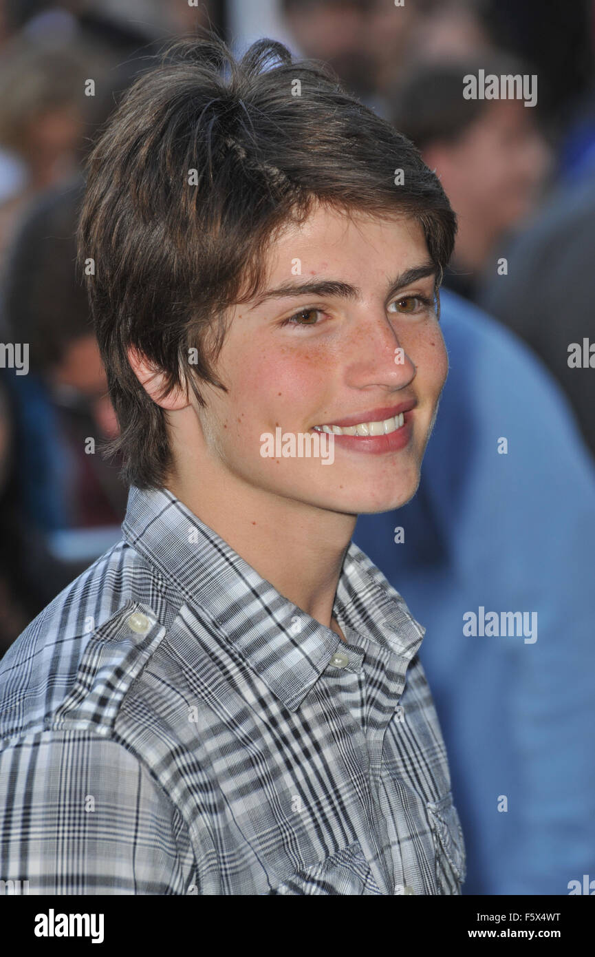 LOS ANGELES, CA - 5. April 2010: Gregg Sulkin bei der Premiere von "The Perfect Game" im The Grove, Los Angeles. Stockfoto