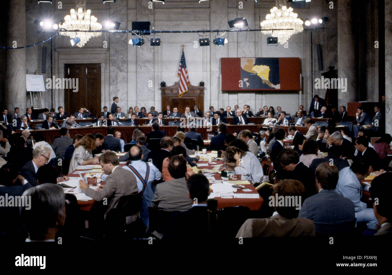 Washington, DC. 01.05.1987 der Iran-Contra gemeinsame Anhörungen des House Select Committee untersuchen verdeckte Arme Geschäfte mit Iran und die Senate Select Committee on Secret Militärhilfe für Iran und der nicaraguanischen Opposition bald, als der Iran-Contra-Anhörungen Credit bekannt sein: Mark Reinstein Stockfoto