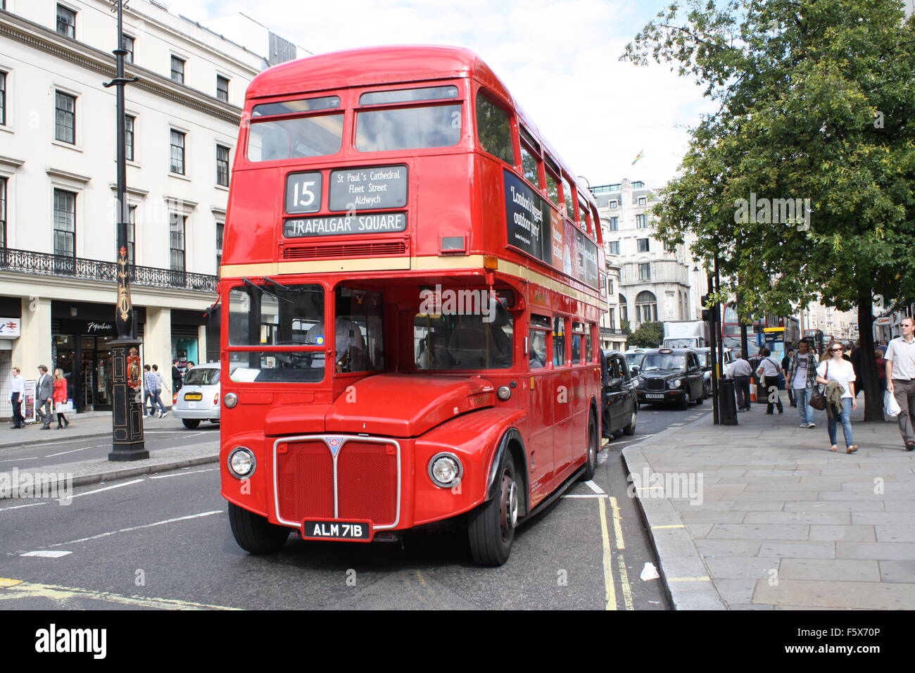 Alten Stil rot London Bus Nr. 15 zum Trafalgar Square Stockfoto