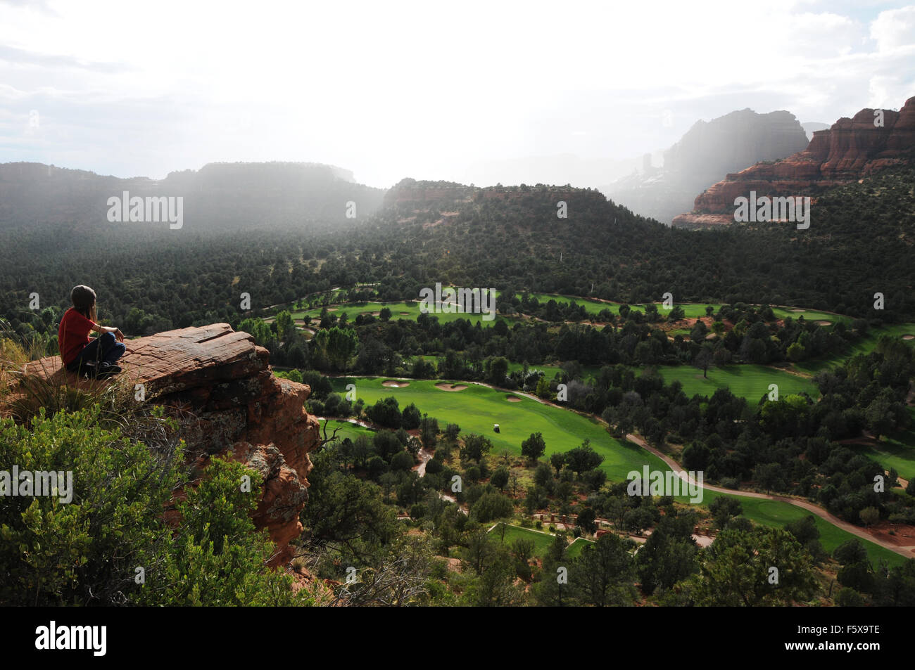 Licht und Wolken und Regen über die sieben Schluchten golf Resort in Sedona, Arizona Stockfoto