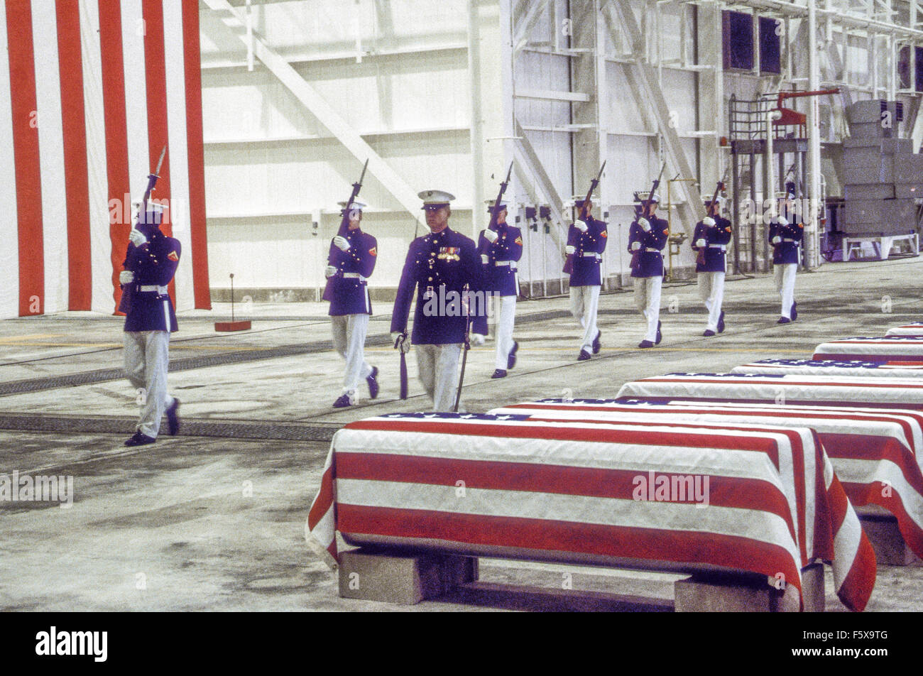 Air Force Base in Dover, Delaware USA 29. Oktober 1983 um genau 07:00, ein Marine Ehren Garde und eine Farbe Wache in feierlichen Kleid Uniformen marschierten in einem riesigen Hangar auf der Dover Air Force Base und stand gegenüber 16 Särge. Hinter ihnen war unterbrochen von den Strahlen des Hangars, ein 38-Fuß-amerikanische Flagge. Die Zeremonie war der erste auf amerikanischem Boden zu Ehren der Soldaten getötet bei einem Bombenanschlag in Beirut und die Invasion von Grenada. Bildnachweis: Mark Reinstein Stockfoto