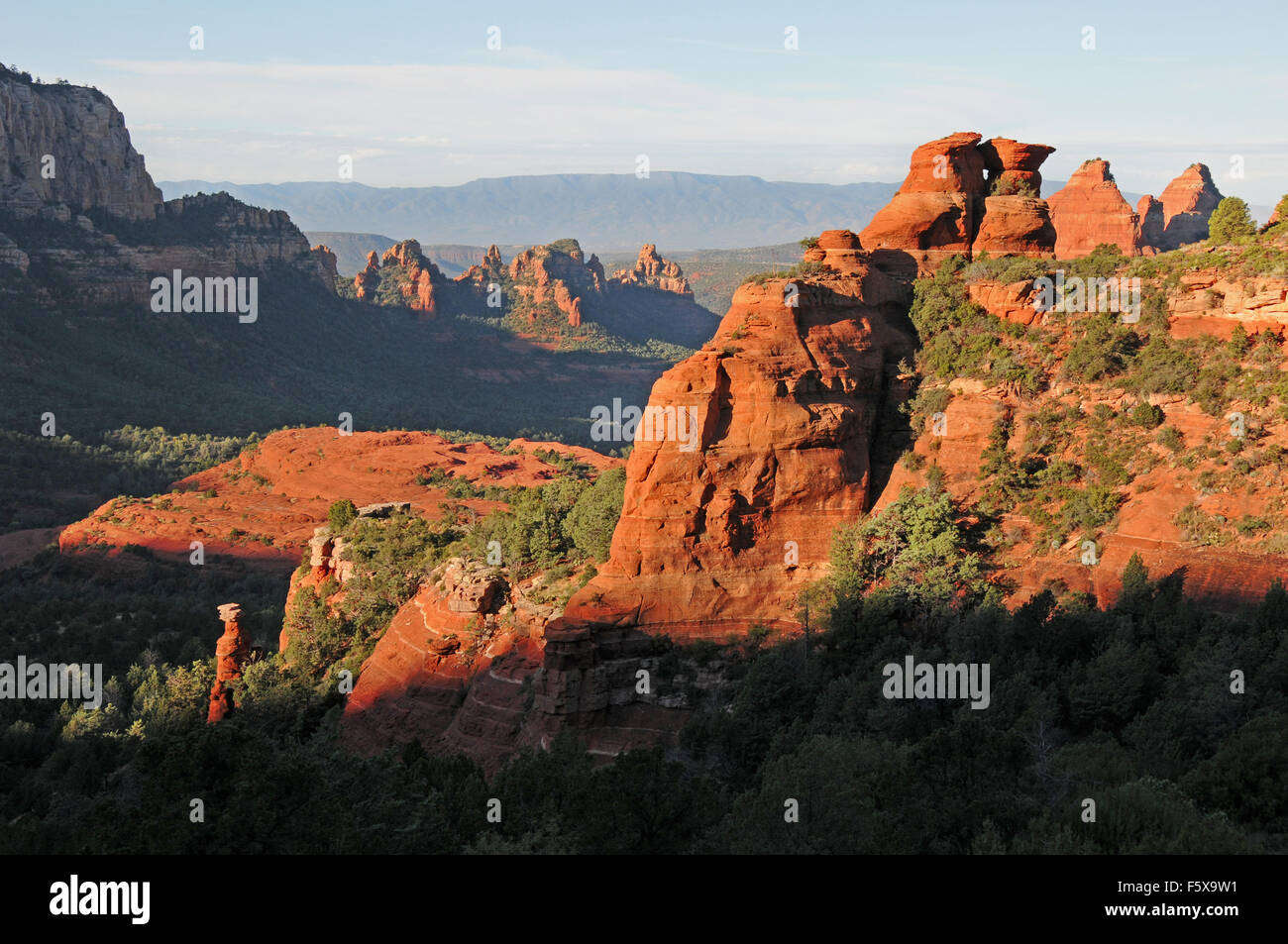 Sunrise Lichtmenge roten Felsenschluchten rund um Sedona, Arizona USA Stockfoto