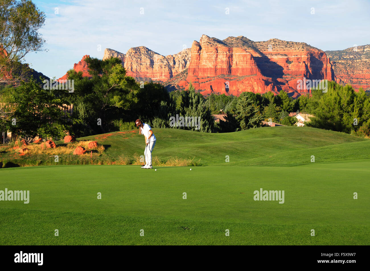 Oak Creek Country Club Golfplatz in Sedona, Arizona, umgeben von roten Felsformationen Stockfoto