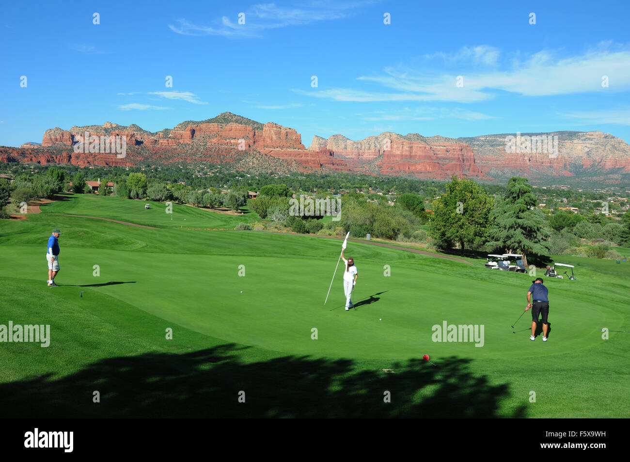 Oak Creek Country Club Golfplatz in Sedona, Arizona, umgeben von roten Felsformationen Stockfoto