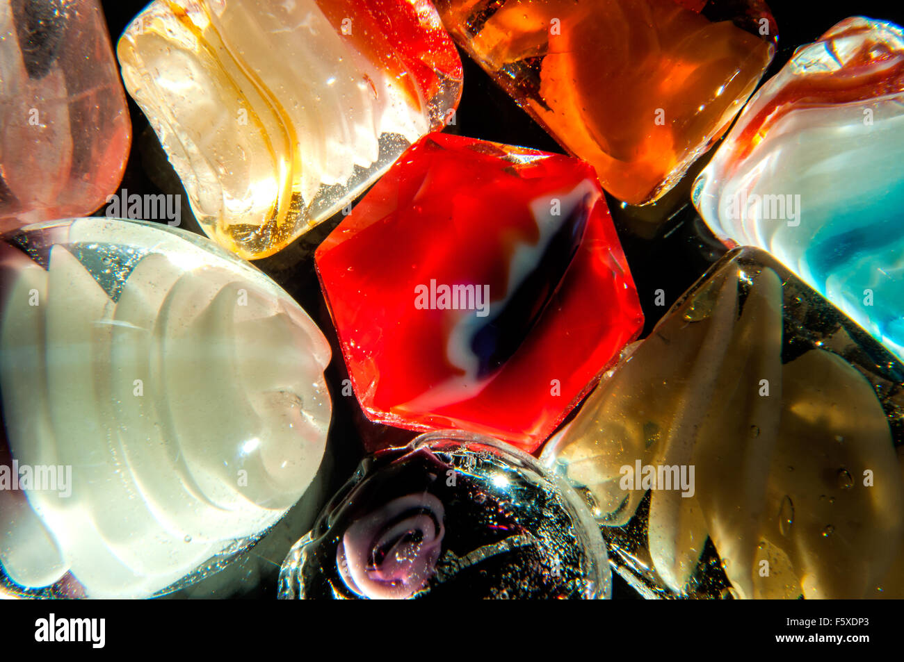 Bunte durchscheinende Glasperlen in Studioumgebung Stockfoto